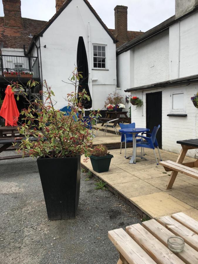 The Chequers Panzió Royston Kültér fotó